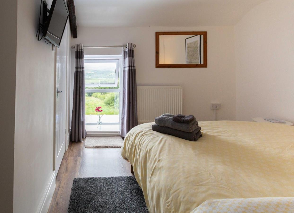 Cwtch Farm Bed & Breakfast Ystalyfera Exterior photo