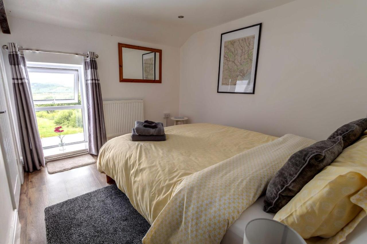 Cwtch Farm Bed & Breakfast Ystalyfera Exterior photo