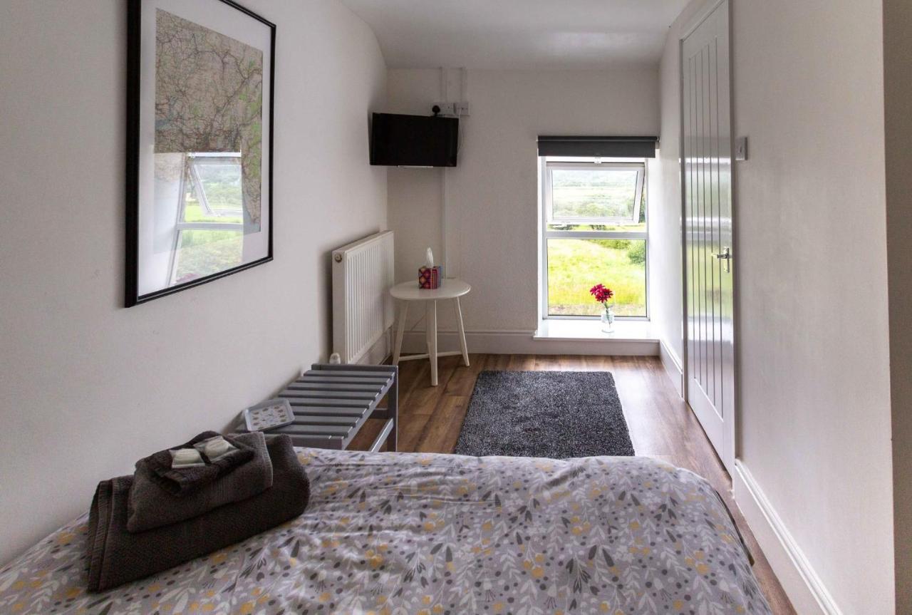 Cwtch Farm Bed & Breakfast Ystalyfera Exterior photo